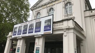 王宮が近くの劇場