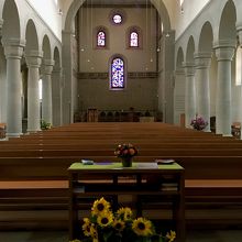 内部は新しく質素