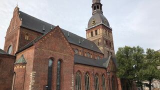 レンガ作りのとても重厚な感じがする建物