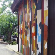 男木島のカラフルな路地壁