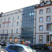 駅の前の大通り沿いのビルに入口があります