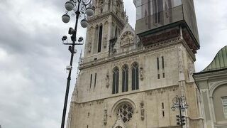 右側の塔が工事中