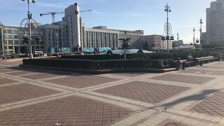 ネザレージナスツィ広場の噴水