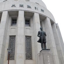 大阪取引所の前