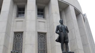 中之島の難波橋の近くにあります