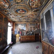 天井の装飾が見事です。正面の絵画はテッツィアーノ。