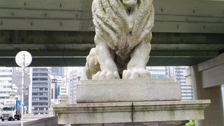 橋の両側ライオンの像があります