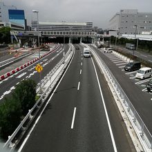 写真の右が駐車スペースです。