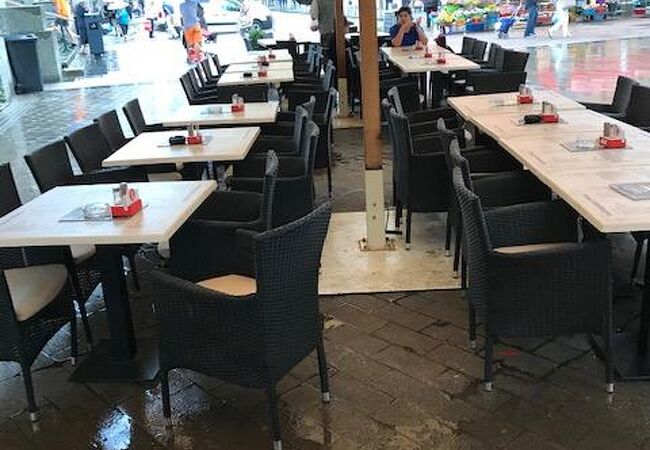 イェラチッチ広場の裏手側にあるカフェ