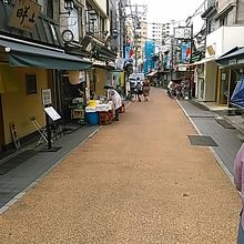 商店街の全長はおよそ170mで、約60店舗が並んでいます