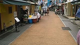 (谷中銀座商店街)　商店街の全長はおよそ170mで、約60店舗が並んでいます