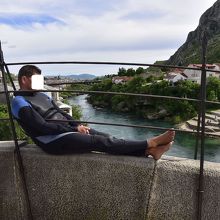 お金を渡せば、橋から川へ飛び込んでくれる人。退屈そうでした。