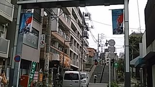 (夕やけだんだん)　谷中銀座商店街の入り口手前にあります