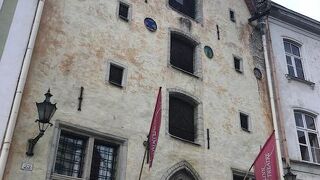 上の方に棒が出っ張っています