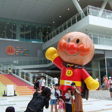 入り口には巨大なアンパンマンが