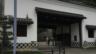 旧黒田藩蔵屋敷長屋門 (天王寺公園) 