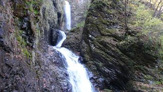 滝までの道中も楽しめる