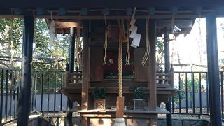 社殿そばのこじんまりとした神社