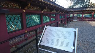 色鮮やかな彫刻