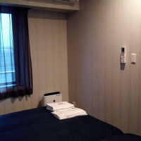 窓の外はすぐビルの壁なのは残念