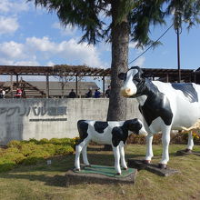 入口正面に牛の親子