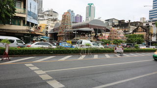 シーロムにある極彩色の寺院