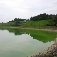 芳那の水晶湖。湖面は緑色ですね。
