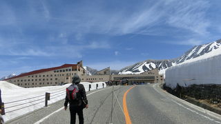 室堂ターミナルの屋上に上がって雪の大谷方面を展望しました