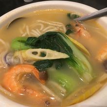 海鮮ラーメン。味はあっさりしていますが、コクがあり、麺は太麺