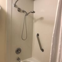 シャワーはハンド式で使いやすい。水圧・排水は問題なし