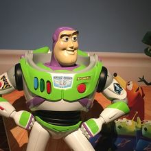 入り口で出迎えてくれたバズライトイヤー