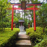 敷地内に出羽三山大神が鎮座しています。