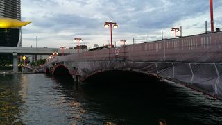 浅草から隅田川を挟んで対岸のアサヒビールのビルに渡る吾妻橋戦前に架け替えられた鉄筋コンクリート造のもの