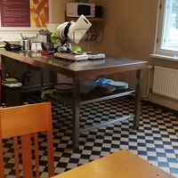 共用キッチン。この手前に4人掛けのテーブルが2セット