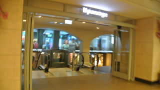 電車・バス・トラム・船の発着場