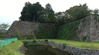 石垣の立派なお城。