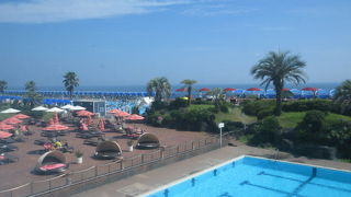 大磯プリンスホテルの宿泊客も有料です。パラソルもサンベッドも有料・・長居すると出費がいたい・・