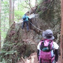 天狗岩の脇から