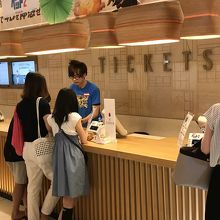 チケット売り場も広々