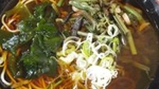 駅構内で昭和の立ち食いそば