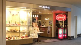 空港のフルラインナップのレストラン、うどん県でラーメンを食べる。