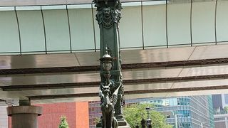 翼がある麒麟像