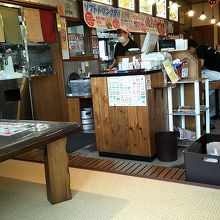 座敷もあり広い店内です