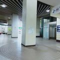 駅にお店がいくつか入っています