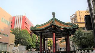 右側の獅子は玉を持ち、左側は何か生き物を抑えているように見えました