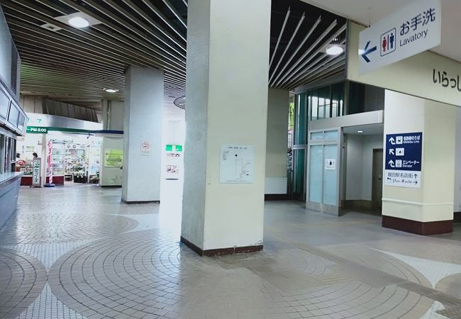 駅にお店がいくつか入っています