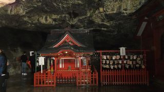 洞窟の中の神社