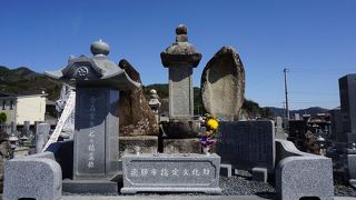 本堂裏手の墓地には金森家の墓碑も
