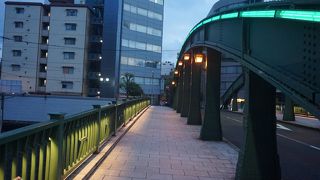 江戸の空気を感じる緑色のアーチ橋