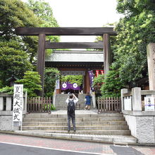飯田橋駅から徒歩、少し入り組んだ所にあります。